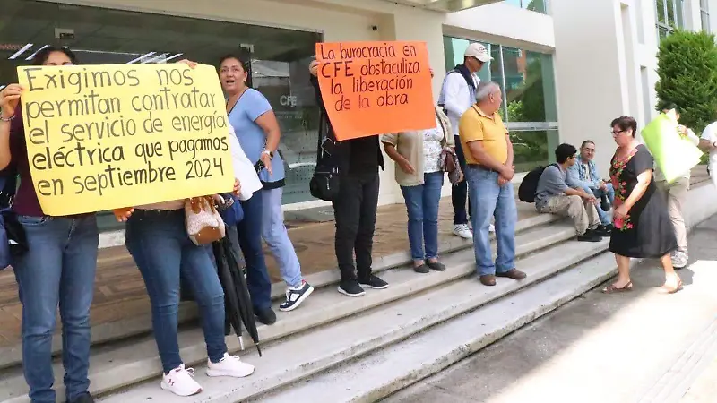 Vecinos de la Unidad Deportiva El Castillo exigen servicio de energía eléctrica 